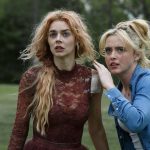 En Boda sangrienta 2, Grace no tiene descanso: roja y radiante va la novia (bah, la viuda)