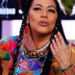 Lila Downs celebra el Día Internacional de la Mujer con canción nueva, orgullosa de la presidenta de México y pidiendo que no se romantice al narcotráfico