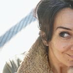Anita Martínez a los 51 se va de viaje de egresados por primera vez: cómo es la vida de la actriz que la rompe como Tita Merello, se levanta a las 4 y media y cultiva su huerta