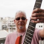 Marcelo Vaccaro, el bajista que hizo sonar las canciones de los grandes del rock y, a los 58 años, se animó a cantar las propias