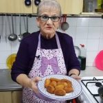 Alfonsa, abuela cocinera: “Para que las croquetas no se rompan al freírlas, hay que pasarlas dos veces por huevo y pan rallado”