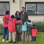 El primer Día del Niño en familia de los seis hermanitos misioneros que pelearon para que no los separen
