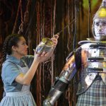 En El Mago de Oz en el Cervantes hay estímulos para los chicos y Dorothy recupera los zapatos plateados