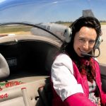 Conocida como la “nueva Einstein”, una joven física comenzó a volar como piloto a los 9 años, construyó su propio avión antes de los 16, su investigación fue citada por Stephen Hawking y ahora busca resolver uno de los mayores misterios del Universo