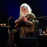 Gustavo Santaolalla celebró los 25 años de “Ronroco” en el Teatro Colón con un concierto conmovedor: una pócima contra los males del mundo