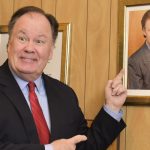 Murió Dennis Haskins, el actor que le dio vida al director de la serie juvenil “Salvados por la campana”