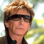 Preocupación por la salud de Barry Manilow: interrumpió un recital y volvió a cancelar sus shows